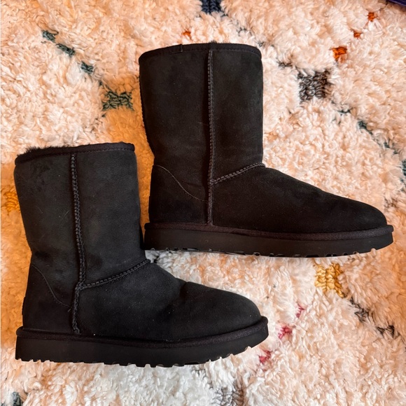UGG black boot size 6 classic short II - Picture 2 of 6